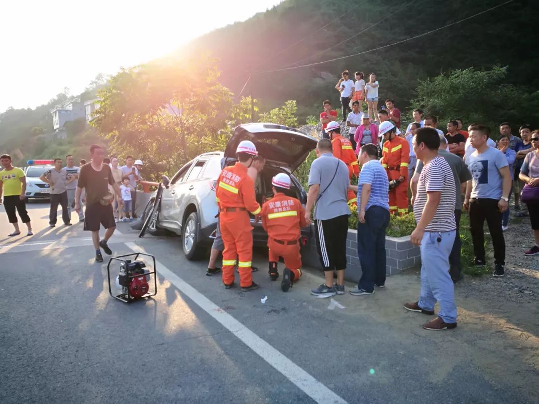 安康发生一起特大交通事故,致1死4伤.