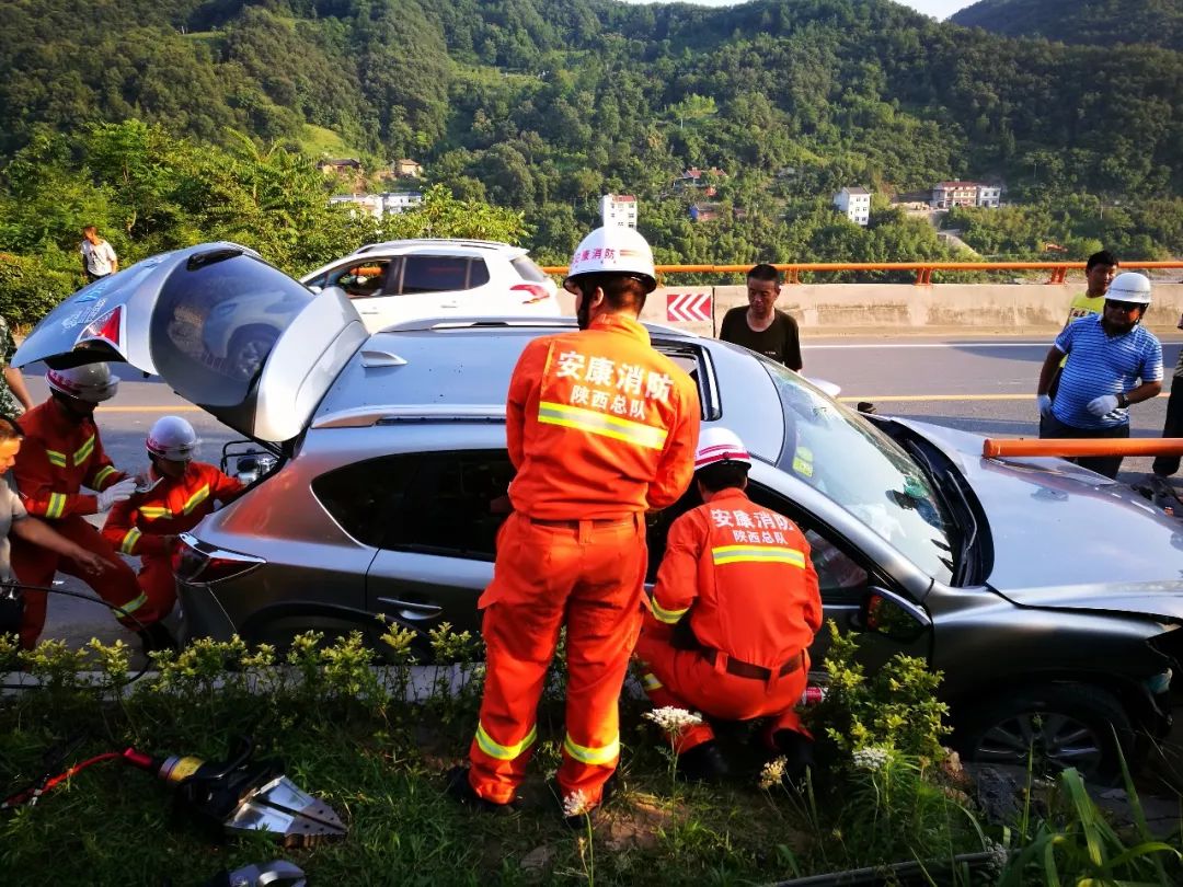 安康发生一起特大交通事故,致1死4伤.