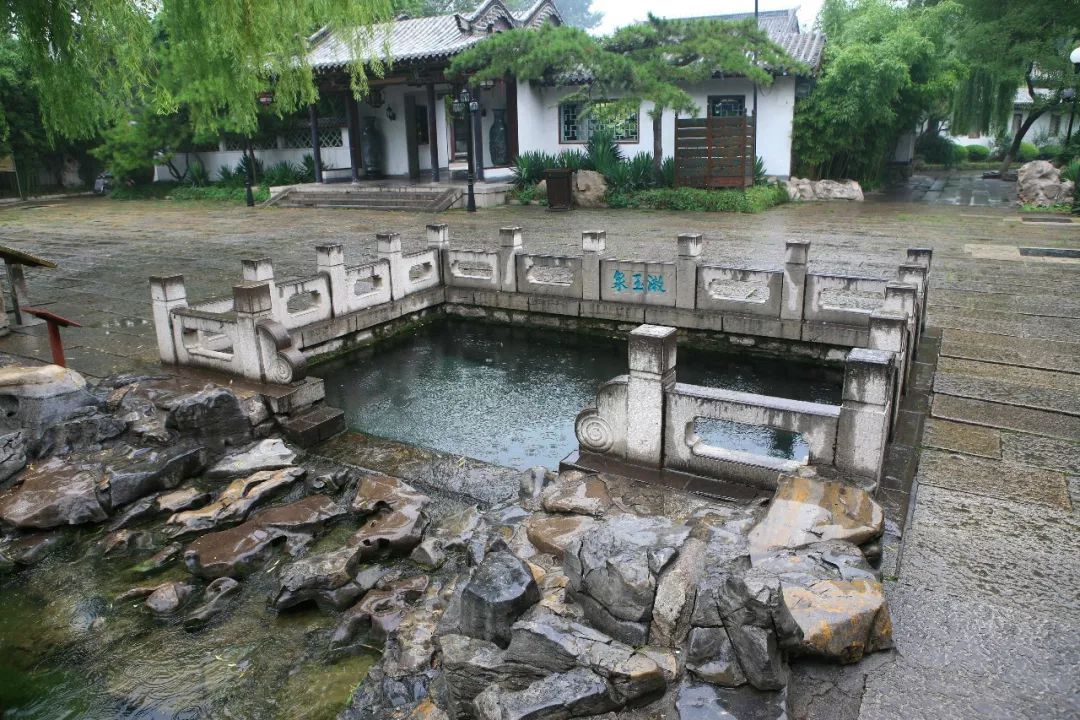 趵突泉在一泓方池之中,北臨濼源堂,西傍觀瀾亭,東架來鶴橋,南有長廊