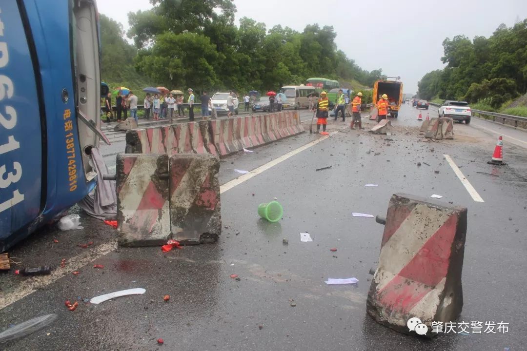 惨烈!广昆高速肇庆路段一大巴翻车,车内载有30人,现场惨不忍睹