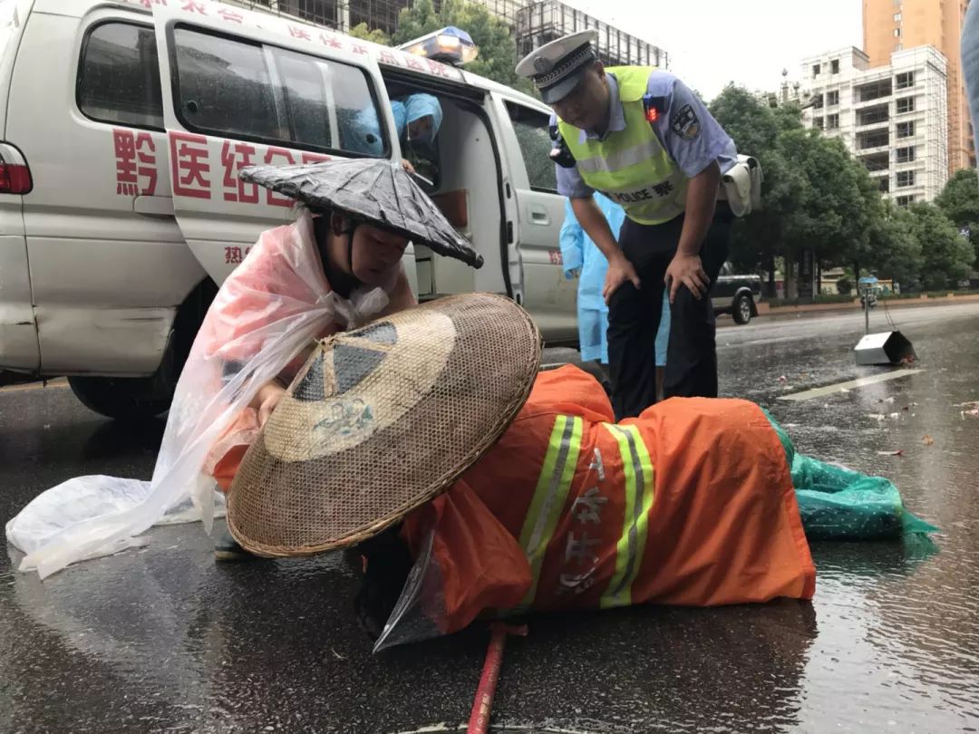 城小区门口发生一起交通事故,一名凯开环卫工人被一辆摩托车撞倒在地