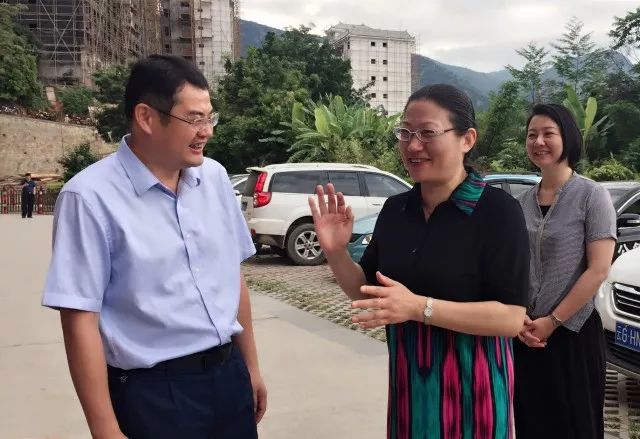 红河县委书记张智俊(右一)和妇联同志共同交流对口帮扶工作6月21日