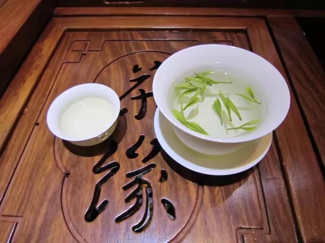 9,茶盅不要碰茶盘请人喝茶时一般将茶盅,茶盘双手奉上,客人饮茶后,要