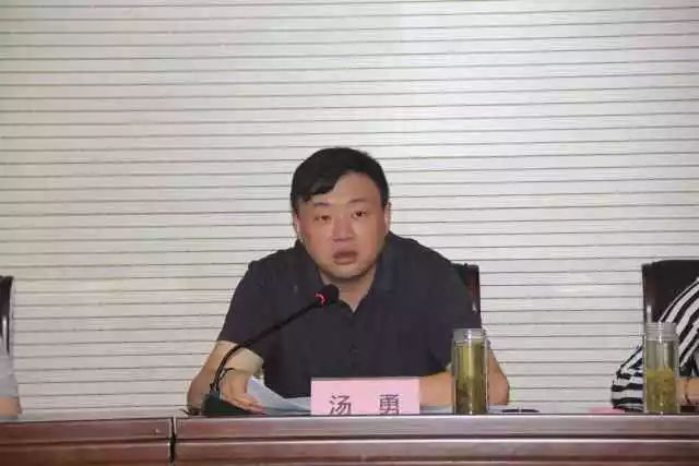 汤勇指出做好社居"两委"换届选举工作切实把"两委"班子选好选强事关全