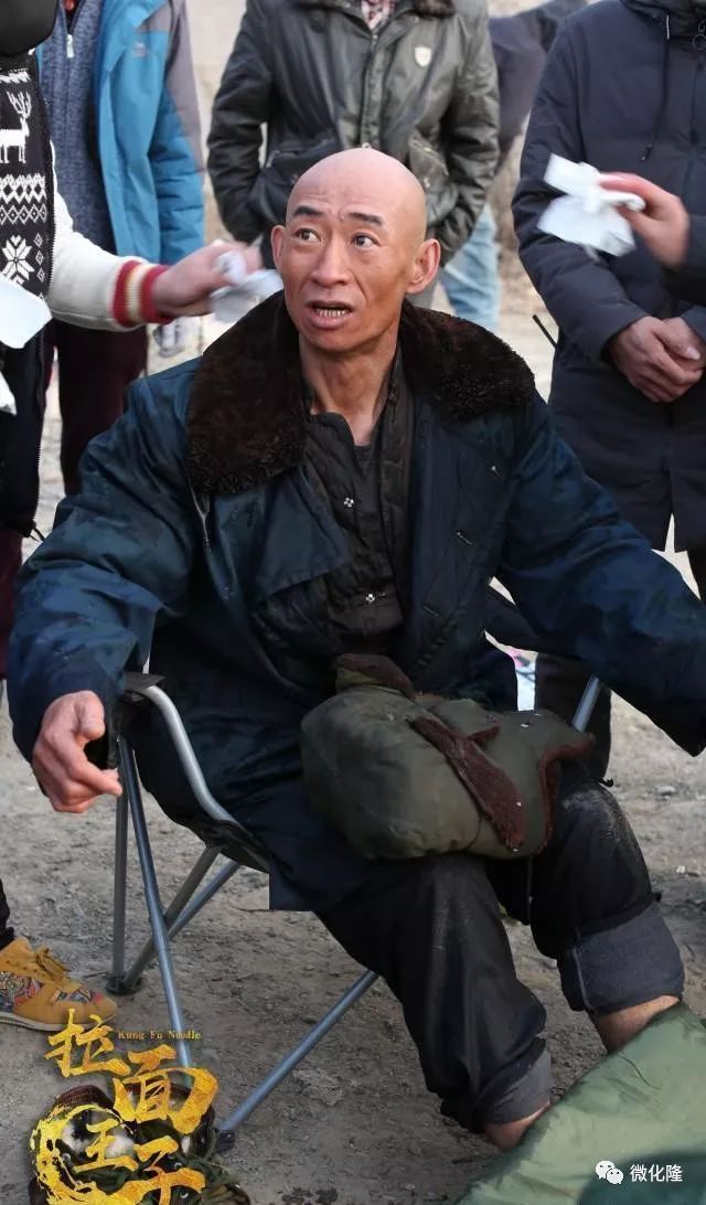 但也是演技不逊色于的老演员王化龙扮演者芦垭宁在剧中一展拉面身手王