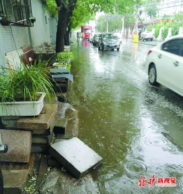 北京丰台街道西安胡同一下雨门口就积水屋里潮湿得都快长毛