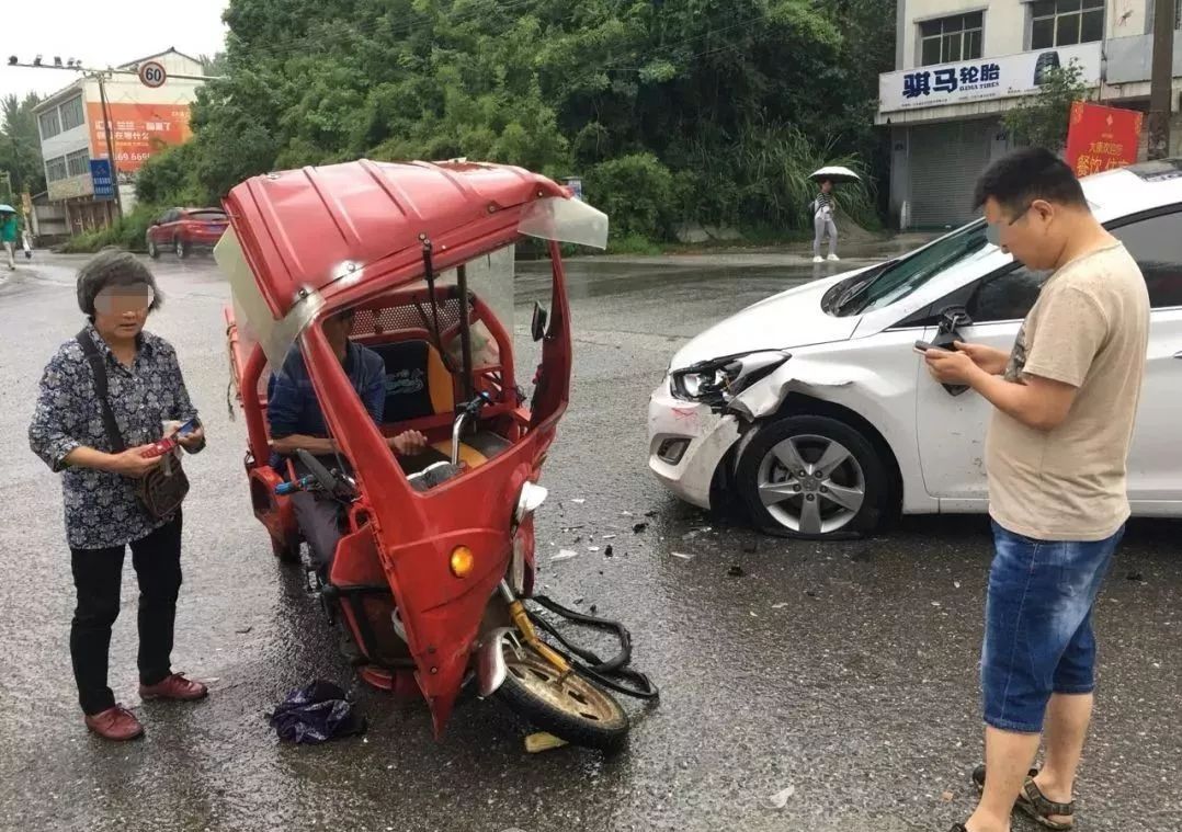 江油今天大雨,发生多起车辆相撞