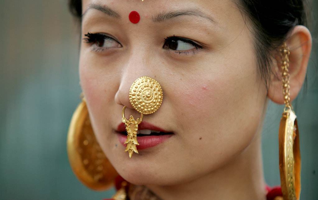 印度女人的鼻子上为什么会有鼻环原来印度女人这么可怜
