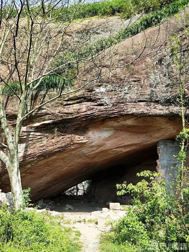 天乳寺前禅江水天窗岩里月摇声