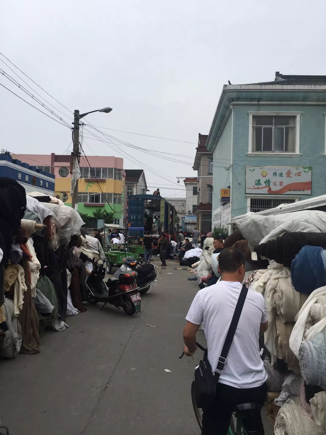 胜山这条道路被商贩堆满布料,严重影响通行 却一直没人管!