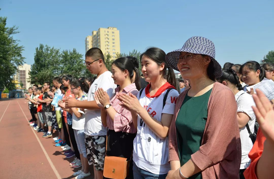 平山中学校服图片