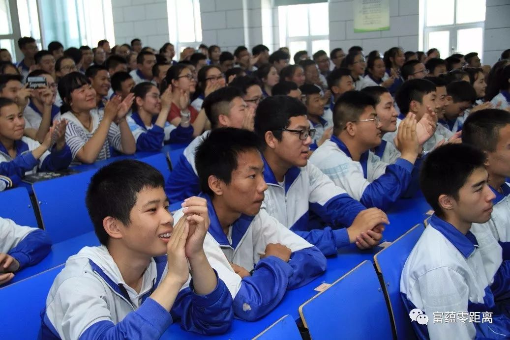 随着主持人宣布富蕴县中学2018届九年级毕业典礼现在开始,全体肃立,奏