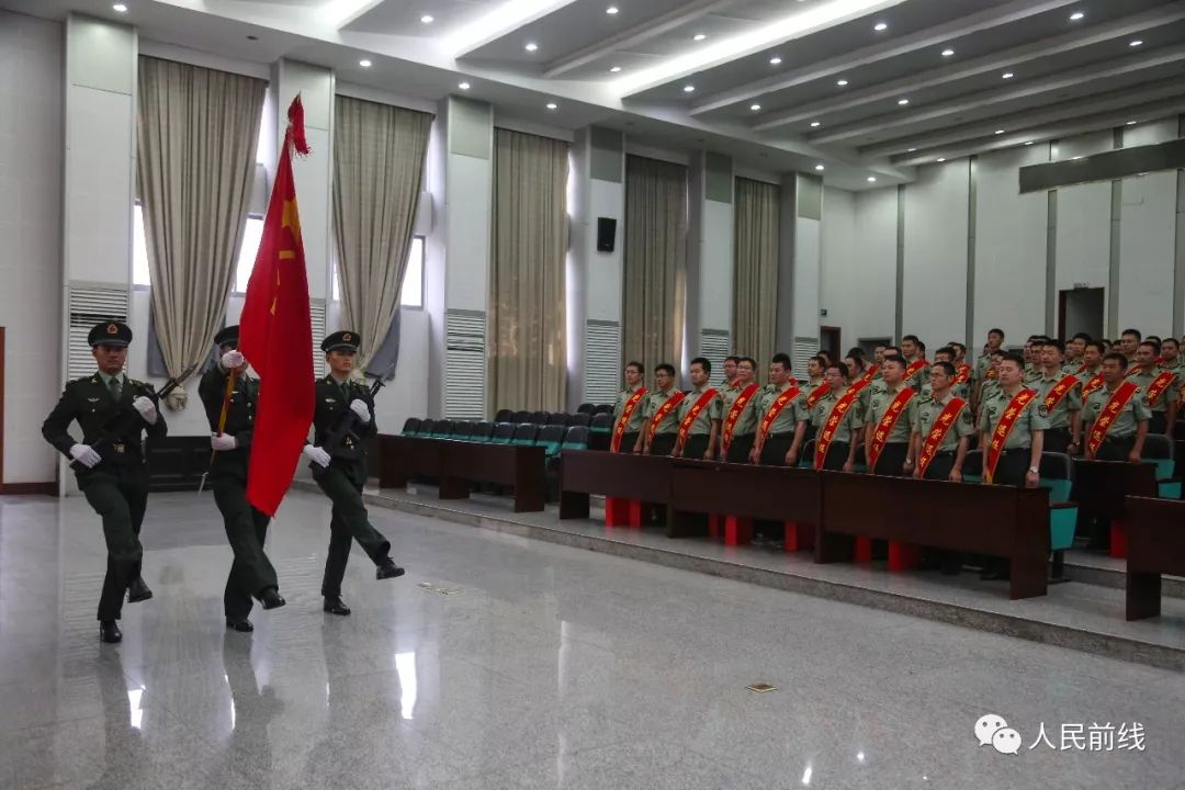 迎軍旗,向軍旗敬禮!隨著鏗鏘有力的口令,全體轉業軍官向軍旗敬禮!