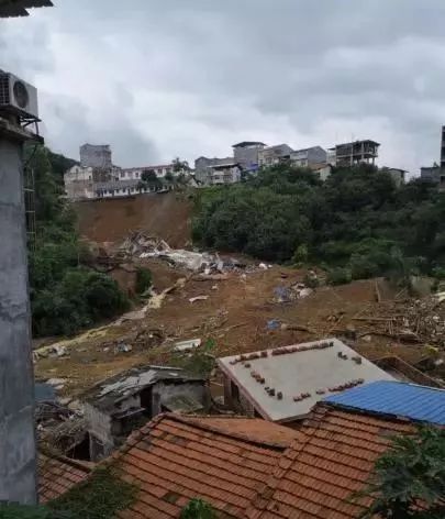 廣西百色田林遭遇暴雨20棟房屋頃刻倒塌幸無人員傷亡