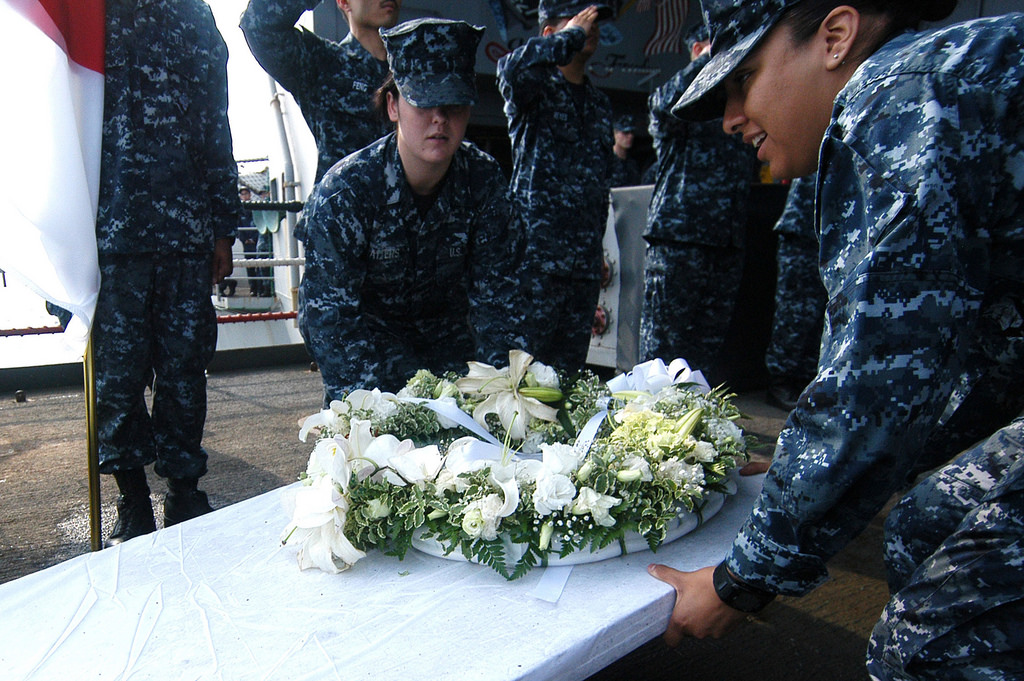 和平时期也有牺牲美海军定期举行海葬现场肃穆庄重