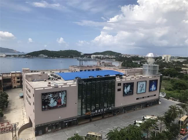 兴奋的一路,大概一个小时左右到达香港百货站,我们预订的酒店就在对面