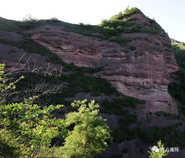 第八峰拍的全景,左邊路旁橫出一崖就是第七峰上了第八峰就到西高山了