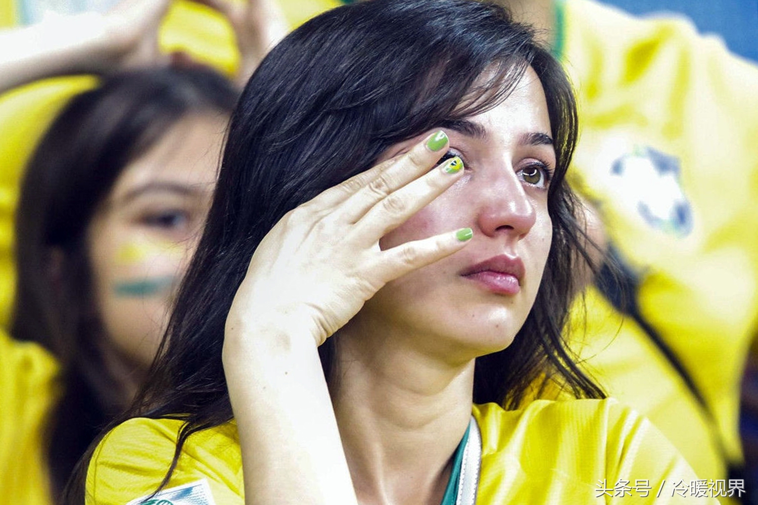 足球场哭泣的女球迷,被最后这位妹子心碎一地