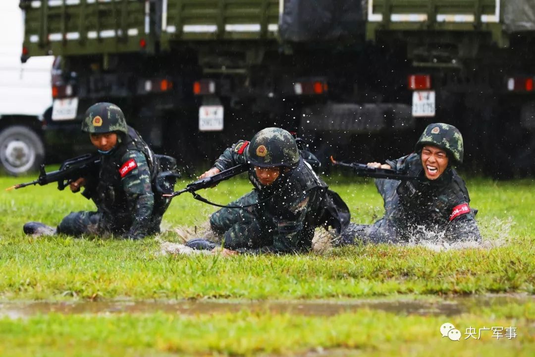 大圖丨不懼高溫遇暴雨魔鬼大練兵仍在繼續