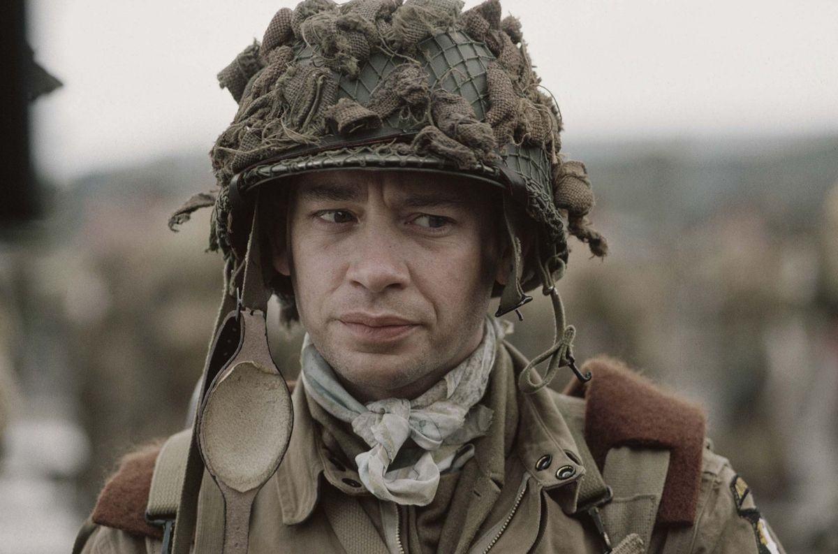 二战时美军头盔上的两个细节,挽救了大部分美国大兵的生命