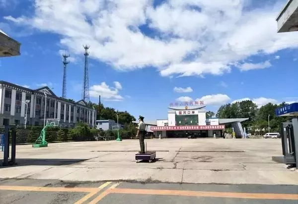 跟别的游客拼车去防川,路过圈河口岸