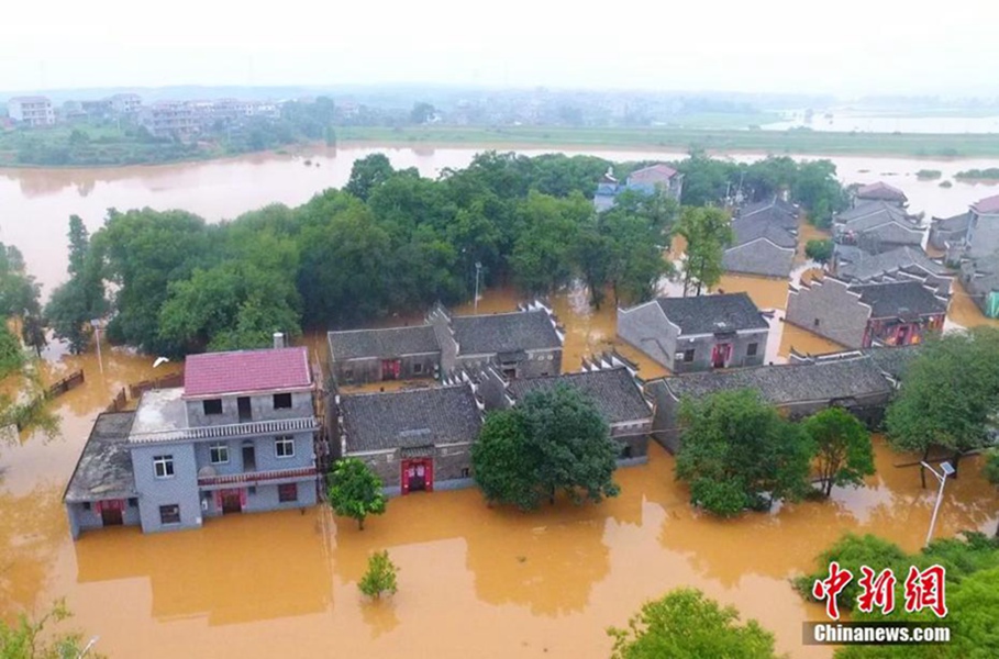 航拍江西豐城暴雨成災 房屋變