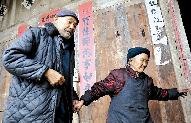 百岁老夫妻30年未出村半步,相濡以沫90载,一顿腊肉火锅让人暖心