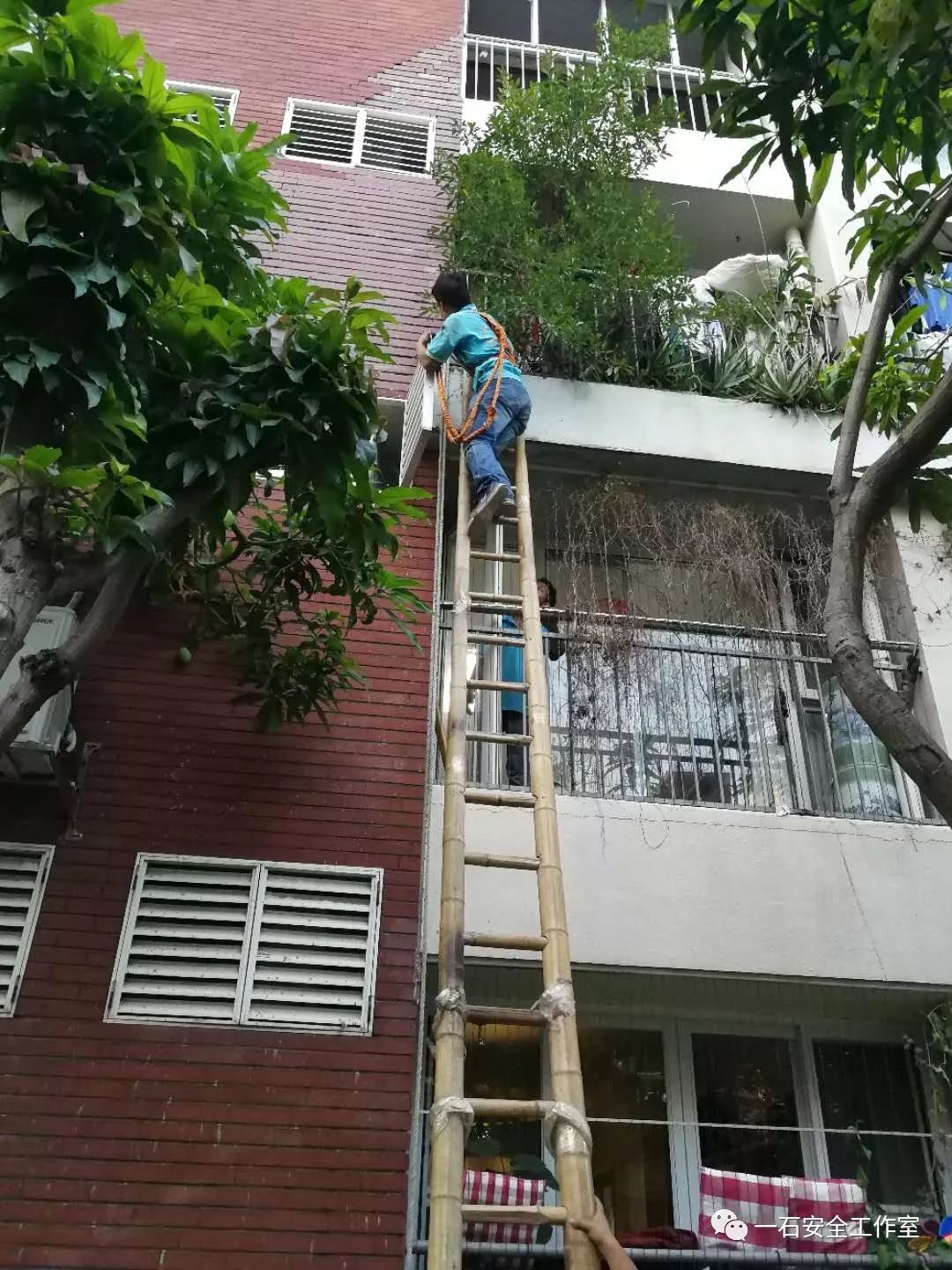 2018年1月7日,武汉光谷高新二路佳源花都小区,一位空调安装工在11楼