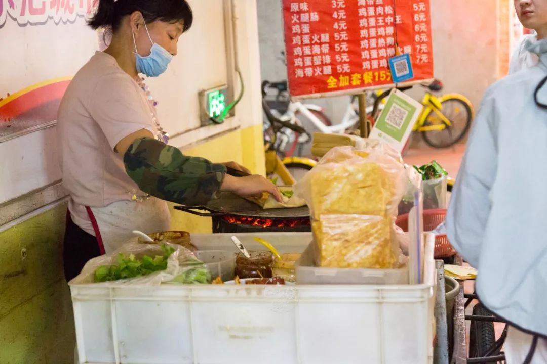 這家開在地下的煎餅攤90秒喚起腦海中的早餐記憶