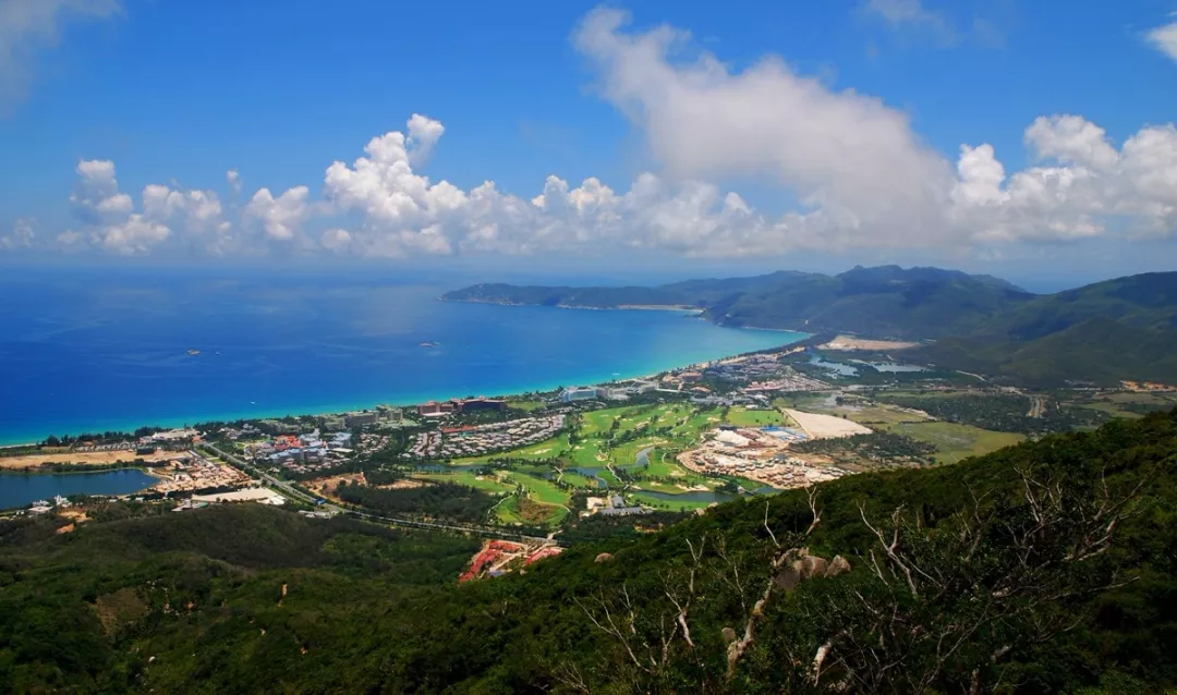 目前,海南的海洋旅遊涵蓋了海南特色濱海旅遊,三沙旅遊,郵輪旅遊,遊艇