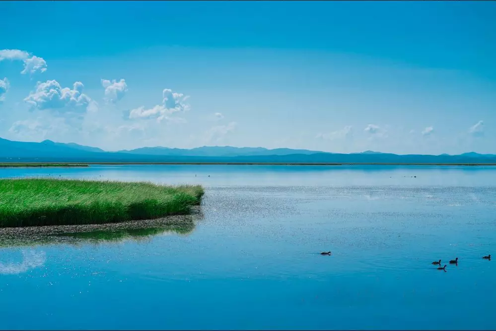 視覺中國 探秘四川 曲折河水分割出無數河洲,小島,水鳥翔集,漁舟橫渡