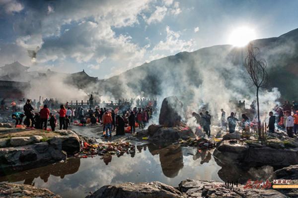 直击五台山万人齐聚五爷庙云数据网盛况直播