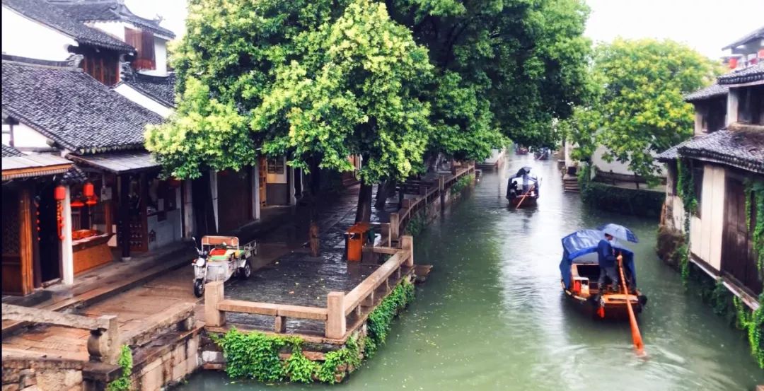 河邊溼潤的清風與懶懶的船江南梅雨季節與矮矮的房