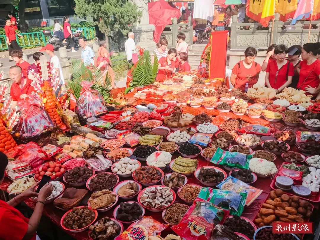 如进香,礼拜,祷祝,演戏,谢神等泉州各地会进行隆重的欢庆仪式亦为降神