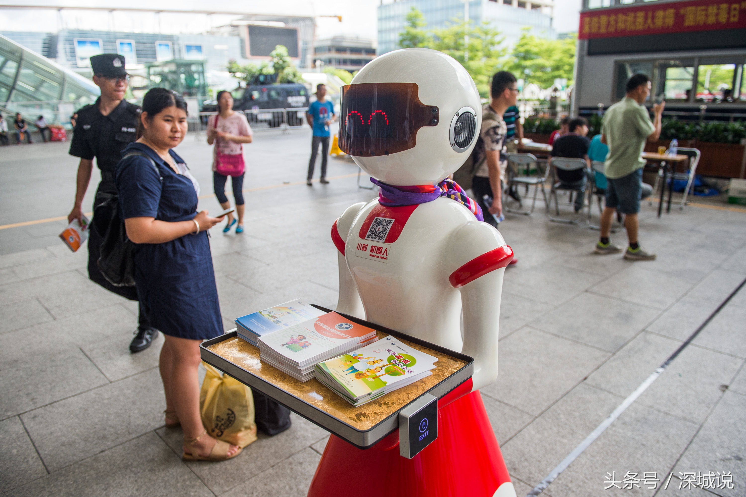 深圳共享女机器人图片