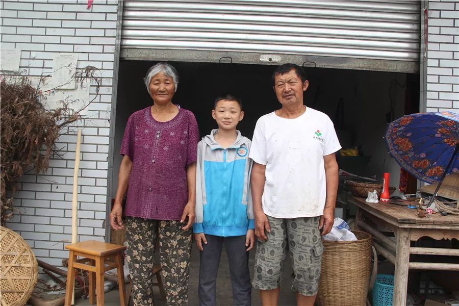 彭鑫宇:帮爷爷种田的孝顺小男孩 还在读四年级的彭鑫宇住在通江镇龙洞