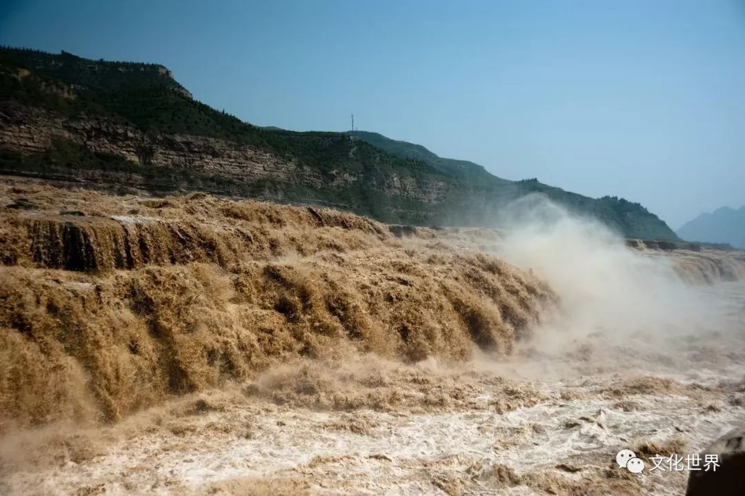 中华的脊梁延续着民族的香火穿过大山越过大漠一路澎湃高歌巴颜喀拉山