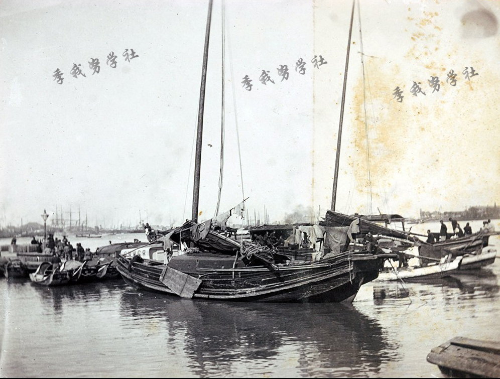 1902年,上海,外滩的中国客船,船夫和乘船的人们jpg