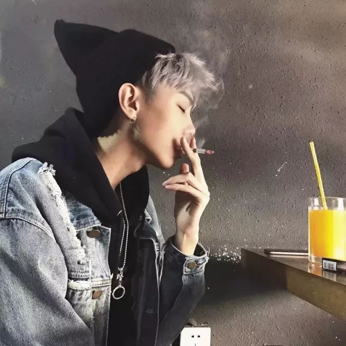 头像男生抽烟真人图片