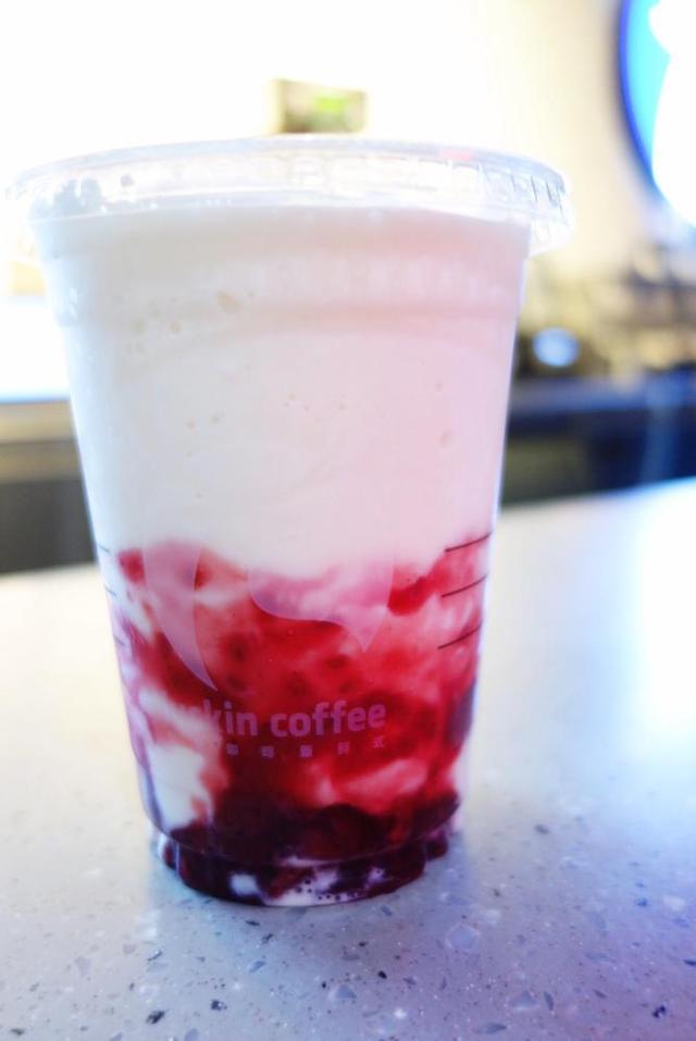 costa草莓优格酷乐冰:以奶白色和果酱粉,就颜值上来说,无功无过