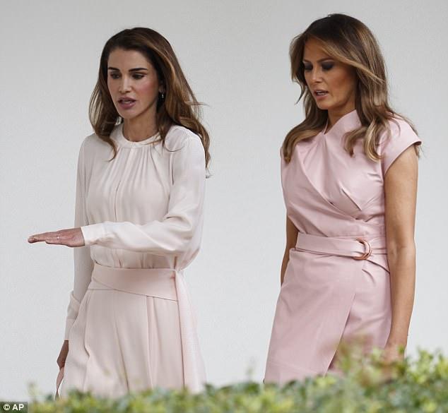 特朗普夫人梅兰妮亚陪同欢迎约旦国王穿3950美元粉红色裙子