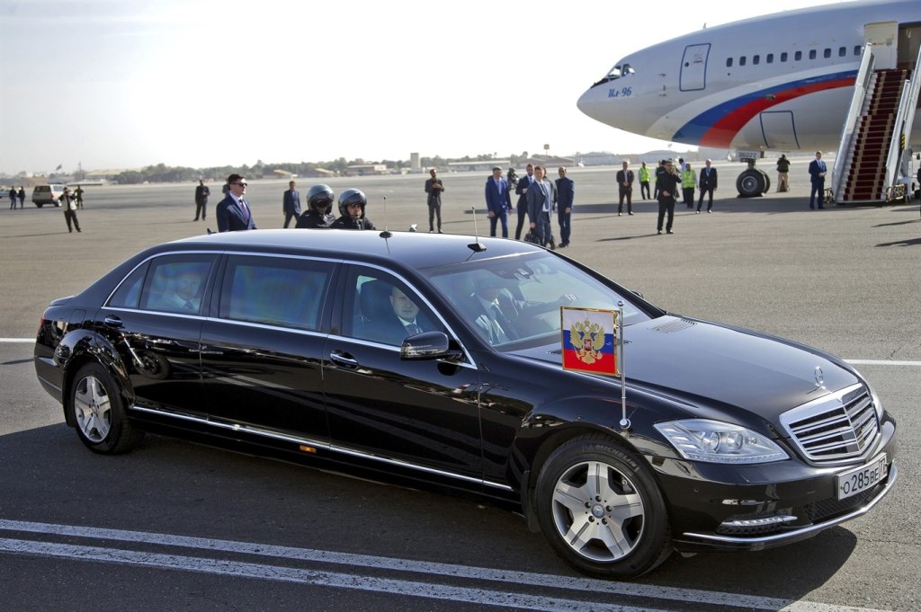 和美国总统一样,俄罗斯总统出访国外也通常会自备车辆,普京的奔驰s
