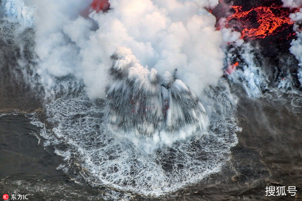航拍夏威夷火山喷发 熔岩撞击海水成惊人爆炸