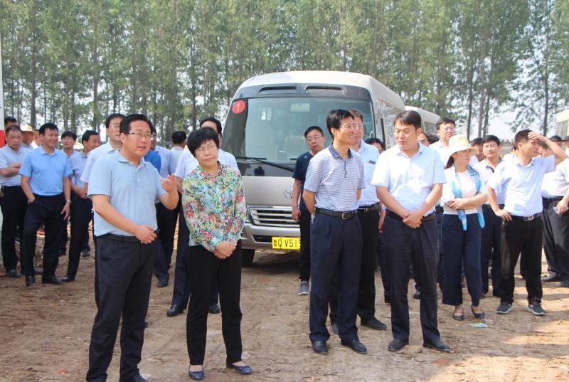 郯城縣城鄉建設用地增減掛鉤工作會議與會人員蒞臨花園鄉現場觀摩