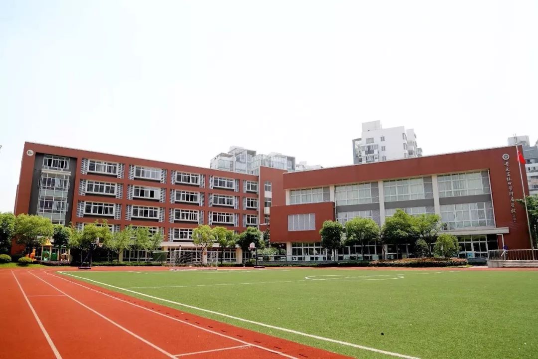 晋元高级中学附属学校是普陀区公办九年一贯制学校,现有三个校区,2800