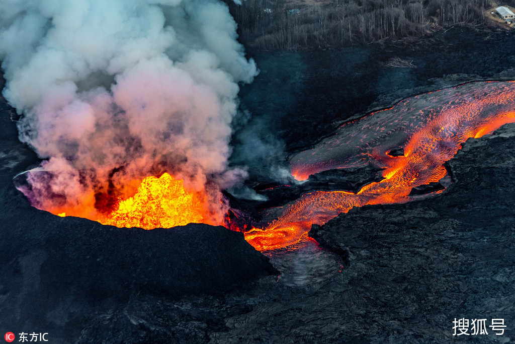 1/ 12 当地时间2018年6月23日,美国夏威夷,基拉韦厄火山喷发自当地