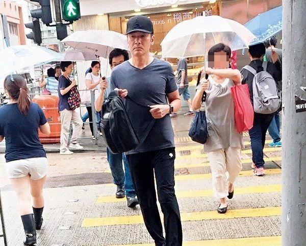 tvb港版李察基爾人氣小生現年55歲出街淋雨保持型男形象