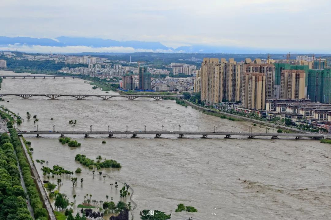 洪水中的涪江二橋以及東原大橋.越王樓和電視塔.