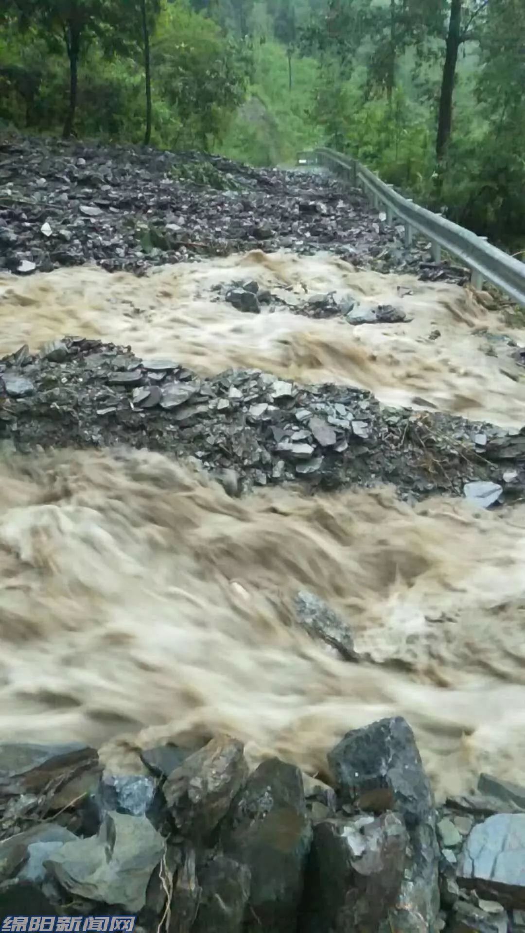 【注意】绵阳暴雨致境内多地出现泥石流,塌方!多处道路阻断