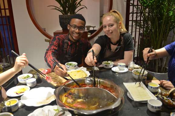 来自加拿大的飞扬(左)和来自美国的馥妍正在吃火锅 摄影记者 王勤